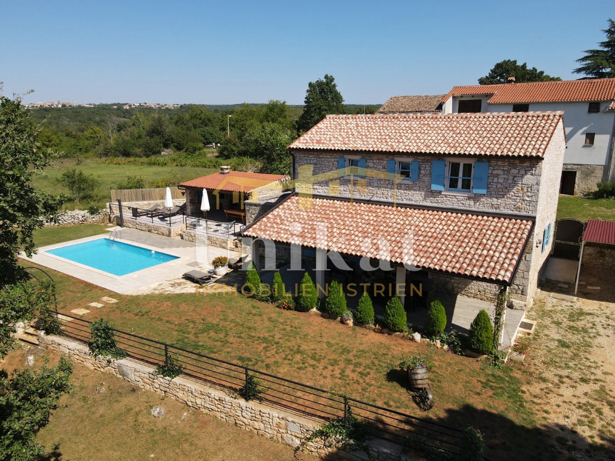 Posest z obnovljeno kamnito hišo, vrtom in bazenom